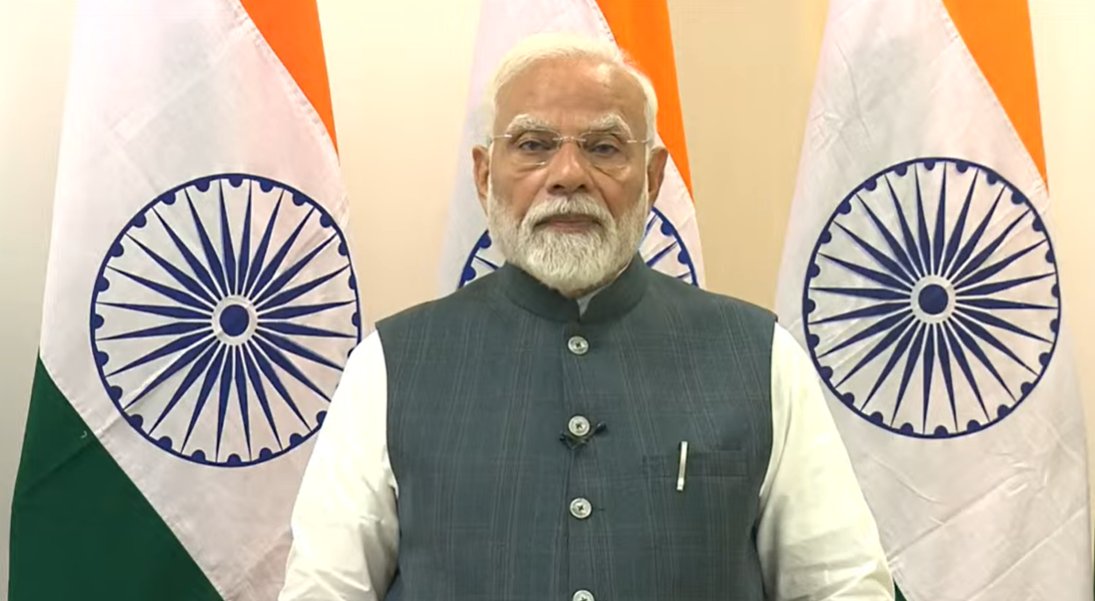 प्रधानमंत्री मोदी संबोधन करतेहुए प्रधानमंत्री मोदी संबोधन करतेहुए