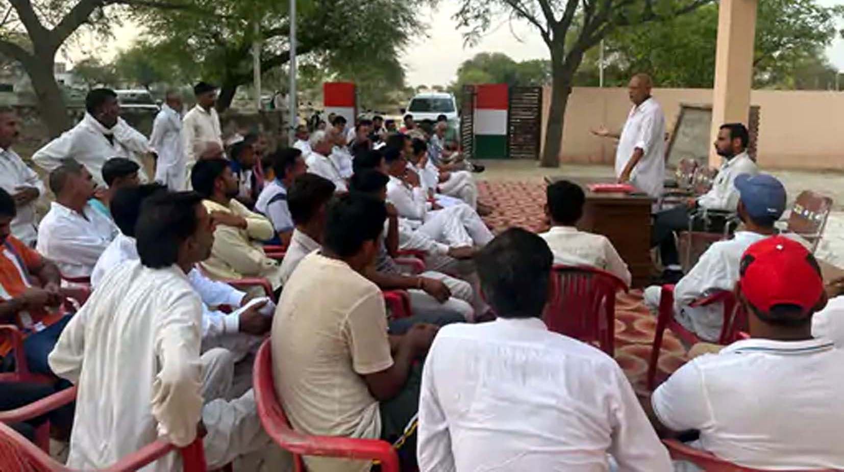 ग्राम सभा की बैठक में उपस्थित सरपंच व अन्य ग्रामीण। ग्राम सभा की बैठक में उपस्थित सरपंच व अन्य ग्रामीण।