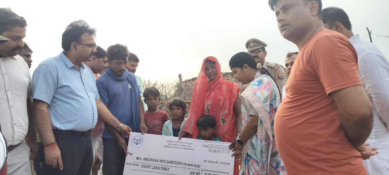 आकाशिय विजली से मृतक आश्रित माँ को आठ लाख का चेक देती विधायक रिंकी कोल व एसडीएम संजीव कुमार यादव आकाशिय विजली से मृतक आश्रित माँ को आठ लाख का चेक देती विधायक रिंकी कोल व एसडीएम संजीव कुमार यादव