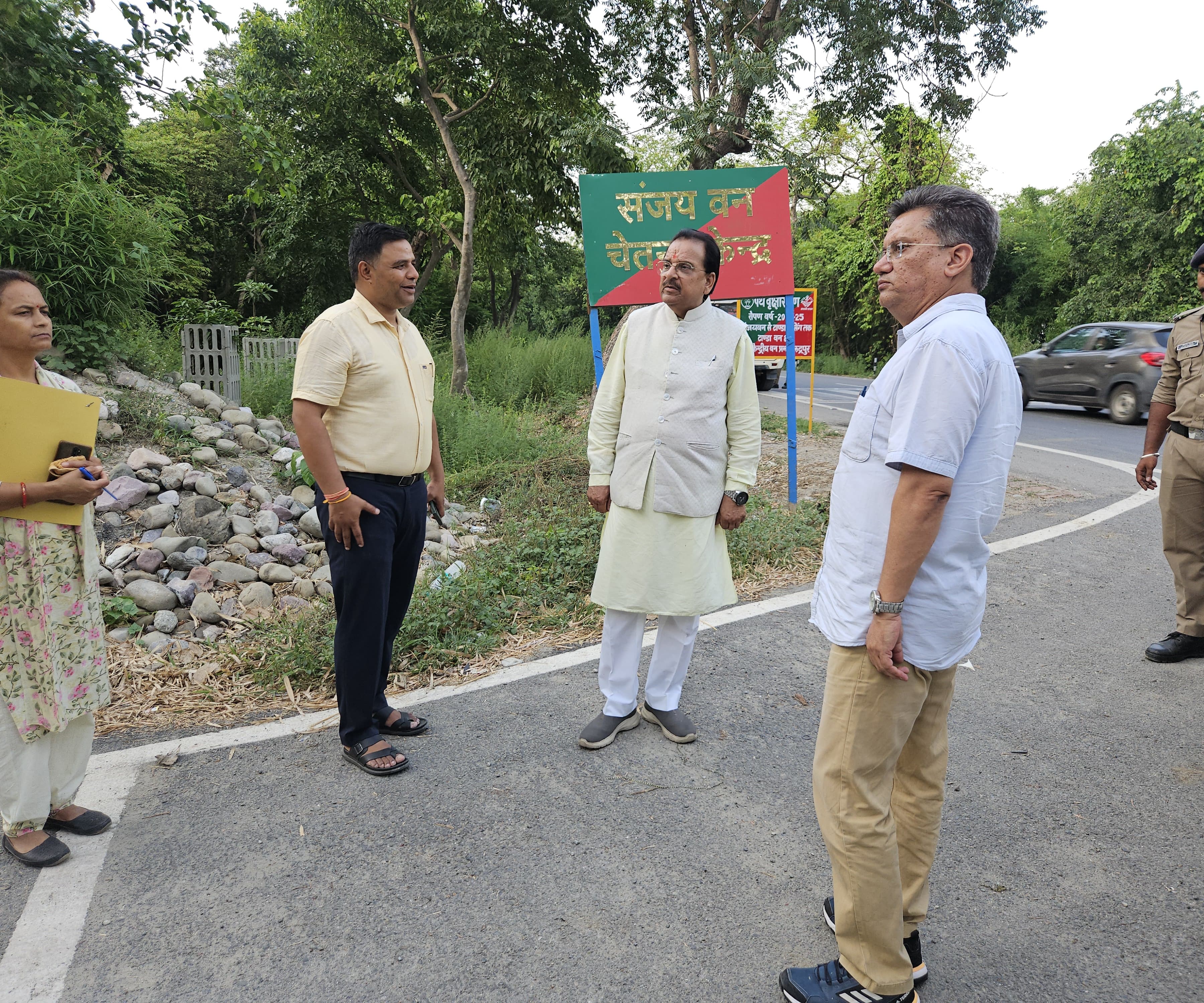 संजय वन का निरीक्षण करते सांसद भट्ट संजय वन का निरीक्षण करते सांसद भट्ट