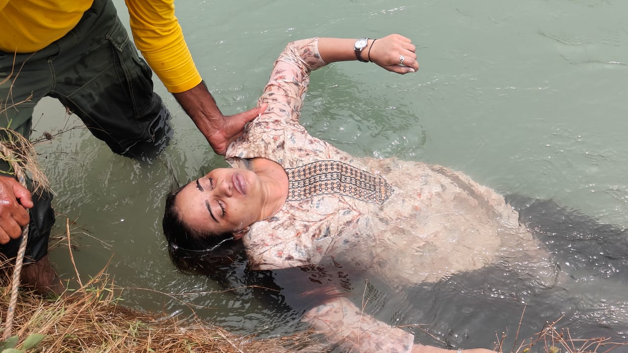 पंडोह झील से महिला का शव निकालते हुए एसडीआरएफ की टीम पंडोह झील से महिला का शव निकालते हुए एसडीआरएफ की टीम