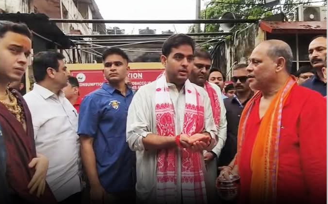 आकाश अंबानी गुरुवार को असम के प्रसिद्ध तांत्रिक शक्तिपीठ मां कामाख्या मंदिर में विशेष पूजा-अर्चना के दौरान। आकाश अंबानी गुरुवार को असम के प्रसिद्ध तांत्रिक शक्तिपीठ मां कामाख्या मंदिर में विशेष पूजा-अर्चना के दौरान।