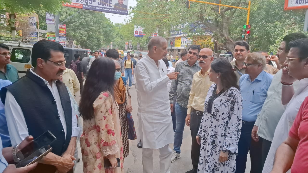 दिल्ली के उपमहापौर जय भगवान यादव सफाई व्यवस्था एवं नागरिक सुविधाओं का जायजा लेते हुए दिल्ली के उपमहापौर जय भगवान यादव सफाई व्यवस्था एवं नागरिक सुविधाओं का जायजा लेते हुए
