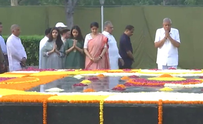 नई दिल्ली के किसान घाट पर आज सुबह उपराष्ट्रपति जगदीप धनखड़। उन्होंने चौधरी चरण सिंह को उनकी पुण्य तिथि पर पुष्पांजलि अर्पित की। नई दिल्ली के किसान घाट पर आज सुबह उपराष्ट्रपति जगदीप धनखड़। उन्होंने चौधरी चरण सिंह को उनकी पुण्य तिथि पर पुष्पांजलि अर्पित की।
