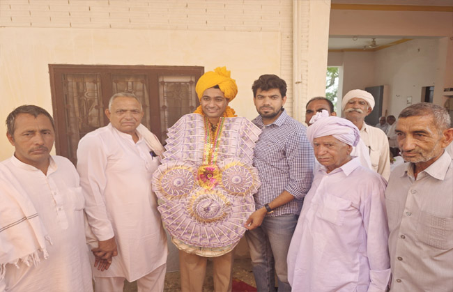 सोनीपत: यूपीएससी 2024 में 245वां रैंक साहिल धनखड़ को वीरेंद्र कादियान सम्मानित करते हुए। सोनीपत: यूपीएससी 2024 में 245वां रैंक साहिल धनखड़ को वीरेंद्र कादियान सम्मानित करते हुए।