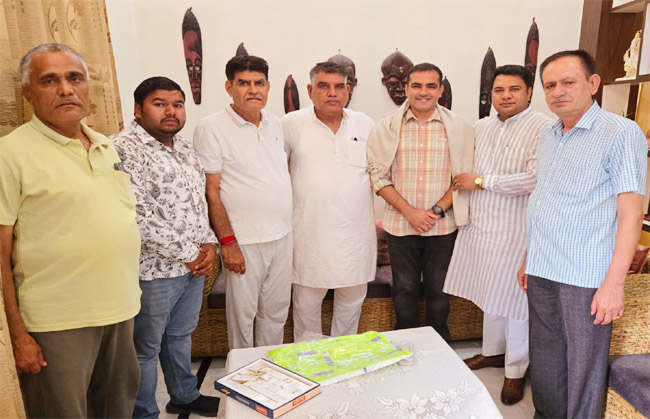सोनीपत:भाजपा के पूर्व जिला अध्यक्ष जसवीर दोदवा शौर्य चक्र मेजर आशीष दहिया को शाल ओढा कर सम्मानित करते हुए। सोनीपत:भाजपा के पूर्व जिला अध्यक्ष जसवीर दोदवा शौर्य चक्र मेजर आशीष दहिया को शाल ओढा कर सम्मानित करते हुए।