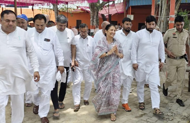 सोनीपत: विधायक कृष्णा गहलावत का गांव में पहुंचने पर ग्रामीणों अभिवादन स्वीकार करते हुए। सोनीपत: विधायक कृष्णा गहलावत का गांव में पहुंचने पर ग्रामीणों अभिवादन स्वीकार करते हुए।