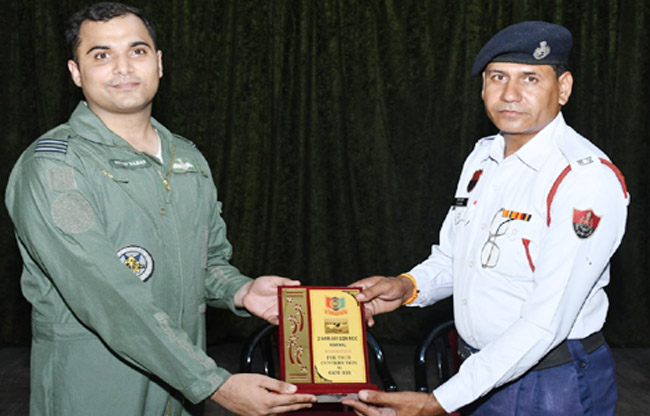 मोतीलाल नेहरू खेल विद्यालय, राई में अधिकारी को स्मृति चिह्न देते हुए मोतीलाल नेहरू खेल विद्यालय, राई में अधिकारी को स्मृति चिह्न देते हुए