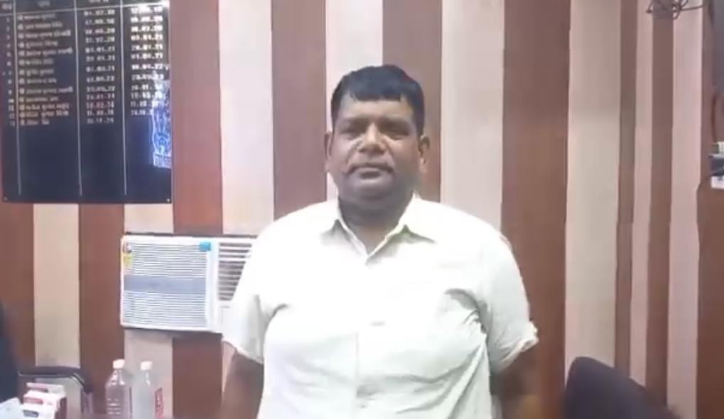 रिश्वत लेते रंगे हाथ गिरफ्तार हेड मुहर्रिर रिश्वत लेते रंगे हाथ गिरफ्तार हेड मुहर्रिर