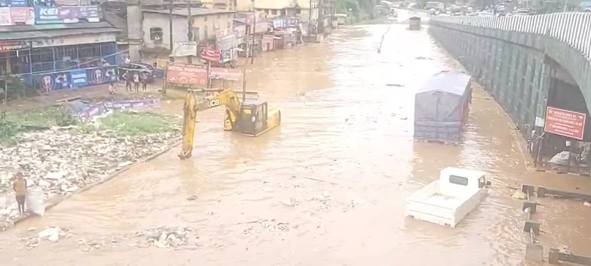 जल जमाव की वजह से राष्ट्रीय राजमार्ग 27 और 6 ठप जल जमाव की वजह से राष्ट्रीय राजमार्ग 27 और 6 ठप
