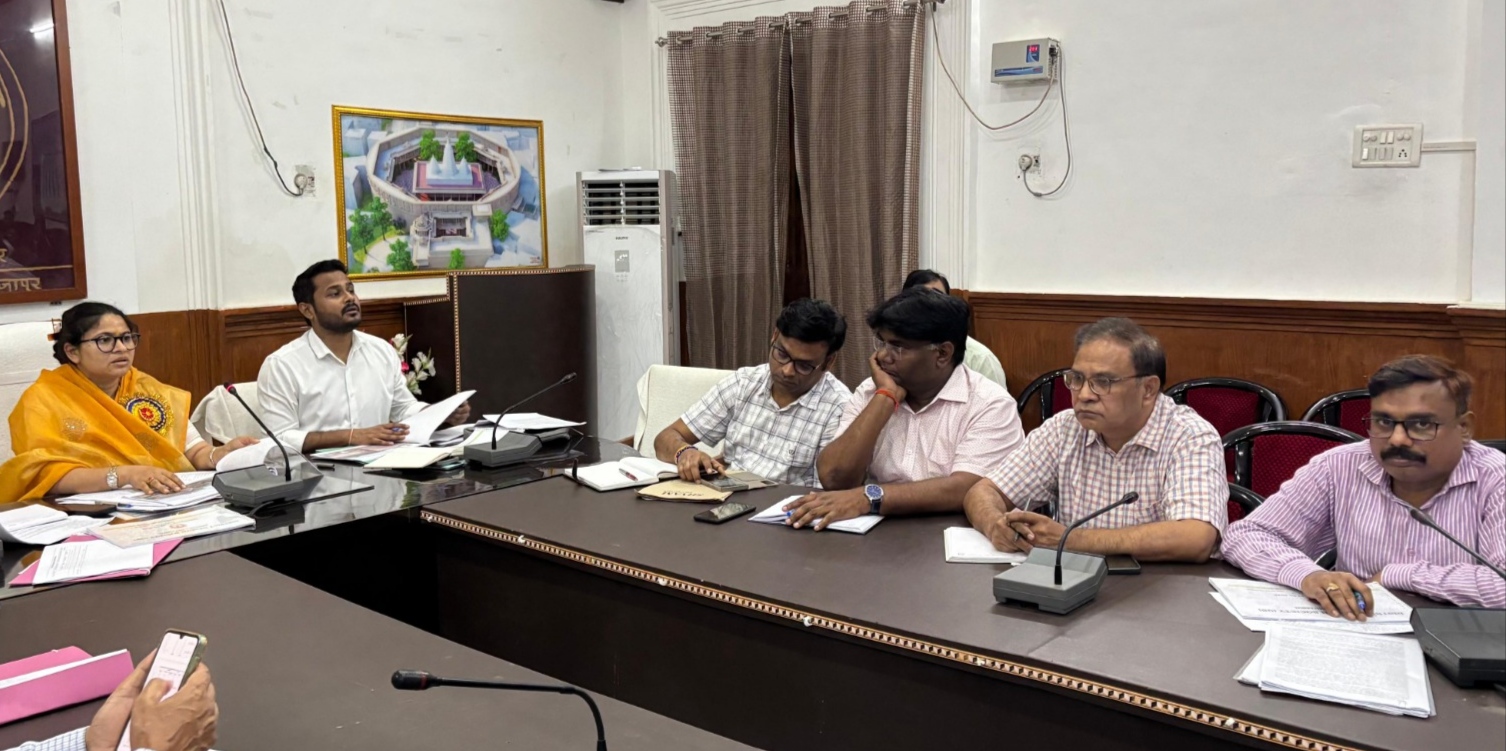 कलेक्ट्रेट सभागार में स्वास्थ्य सेवाओं और आयुष कार्यक्रमों की प्रगति की गहन समीक्षा करती जिलाधिकारी प्रियंका निरंजन कलेक्ट्रेट सभागार में स्वास्थ्य सेवाओं और आयुष कार्यक्रमों की प्रगति की गहन समीक्षा करती जिलाधिकारी प्रियंका निरंजन