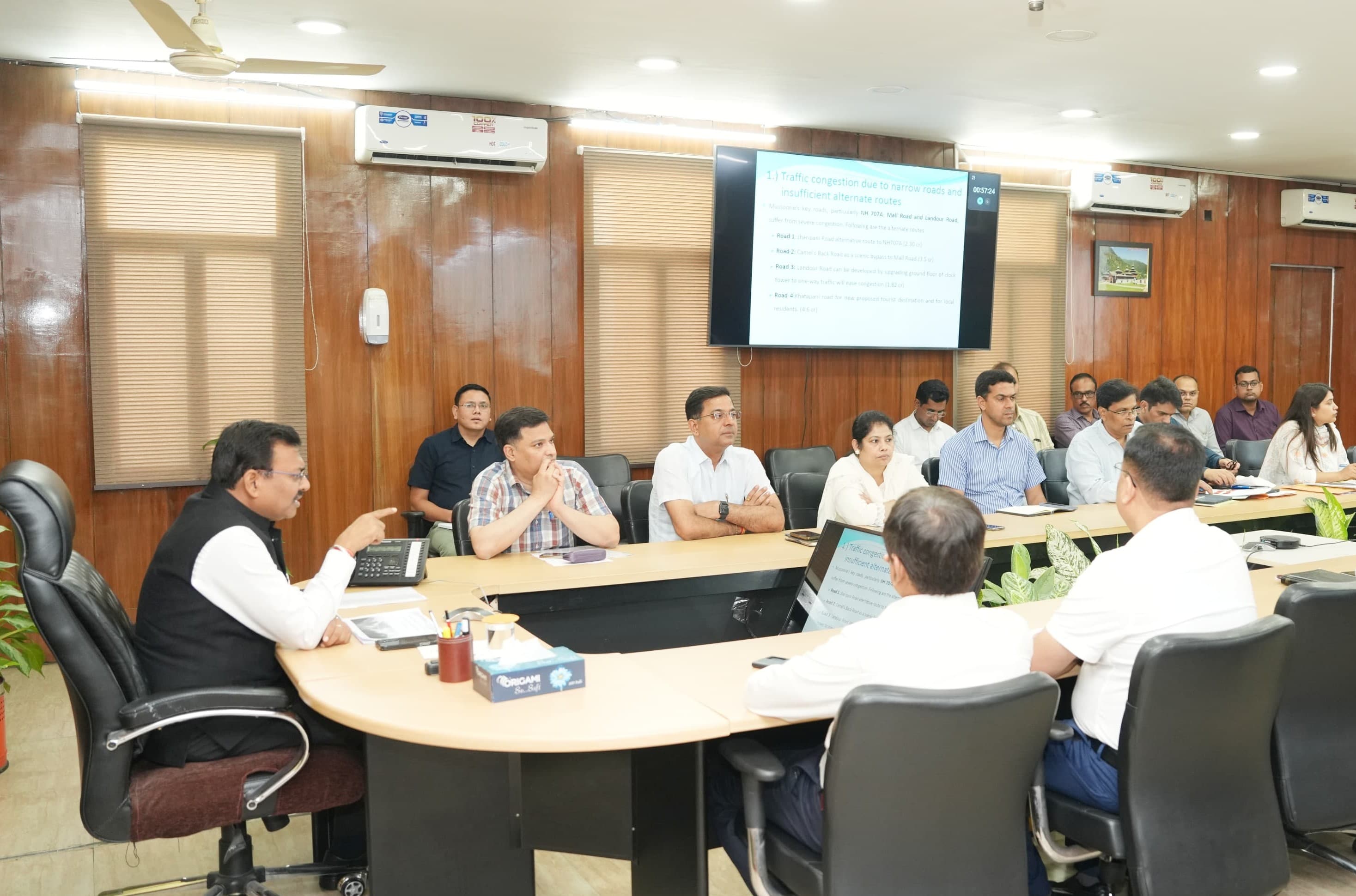 बैठक में अधिकारियों को निर्देश देते मुख्य सचिव। बैठक में अधिकारियों को निर्देश देते मुख्य सचिव।