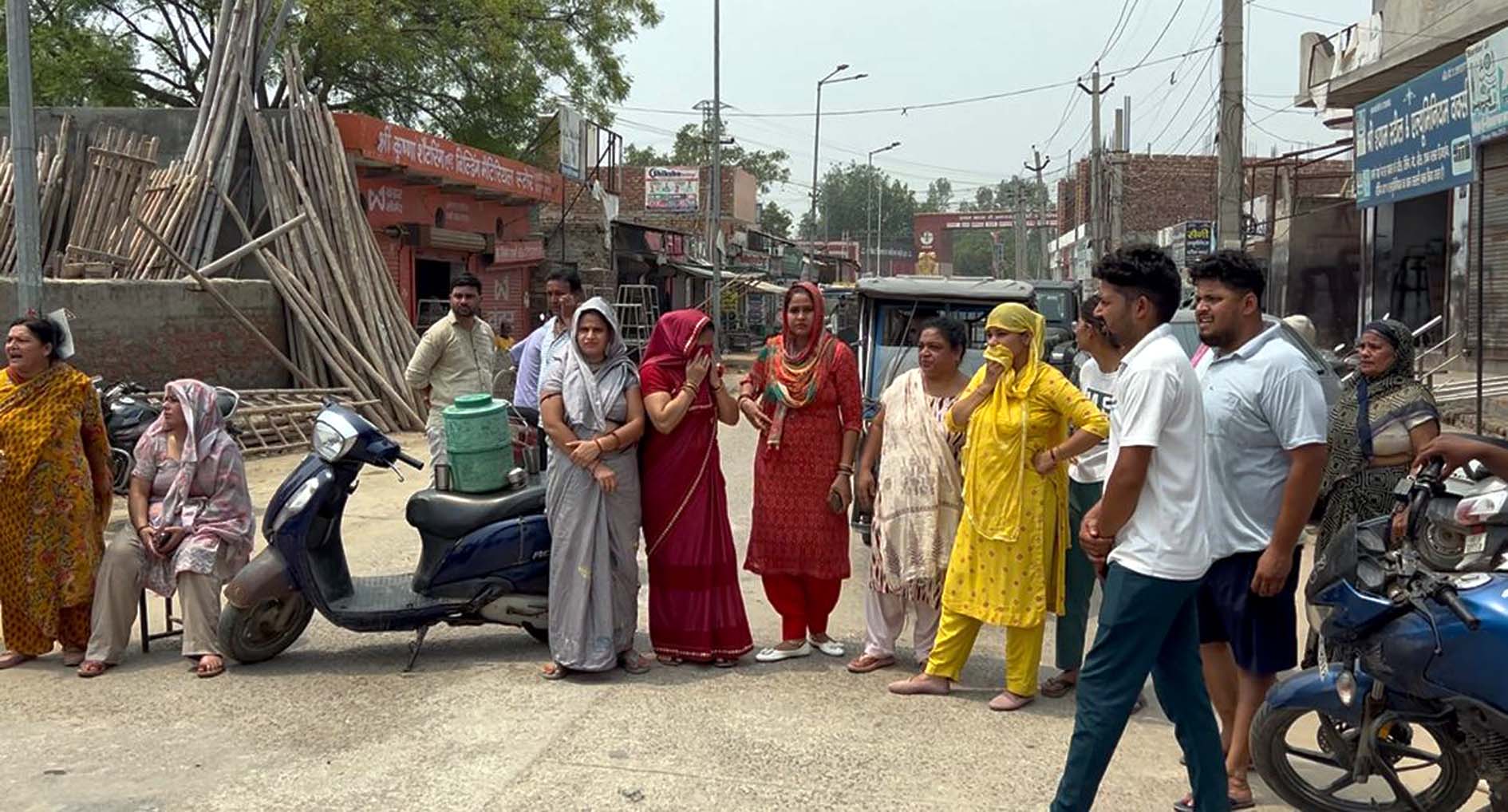 पेयजल समस्या को लेकर बरवाला रोड़ पर जाम लगा कर प्रदर्शन करते वार्डवासी। पेयजल समस्या को लेकर बरवाला रोड़ पर जाम लगा कर प्रदर्शन करते वार्डवासी।