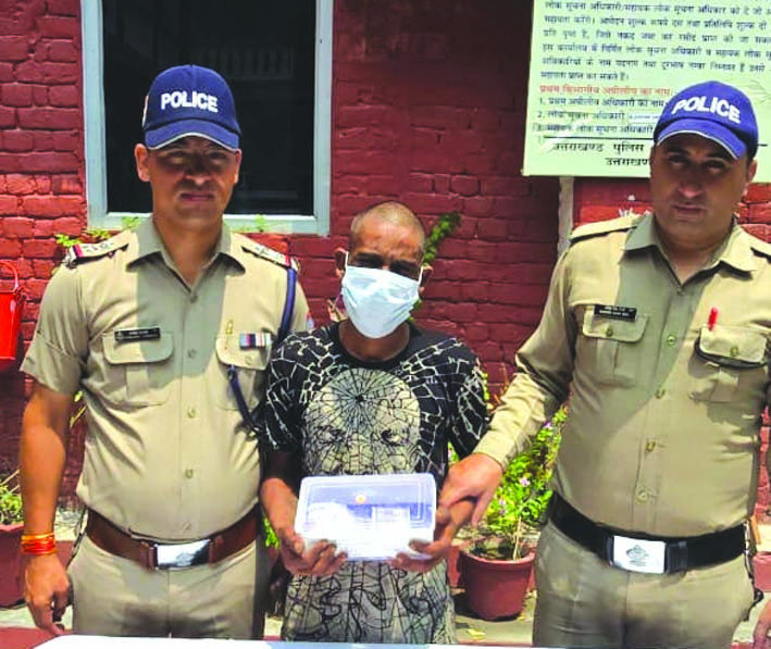 पुलिस गिरफ्त में आरोपित पुलिस गिरफ्त में आरोपित