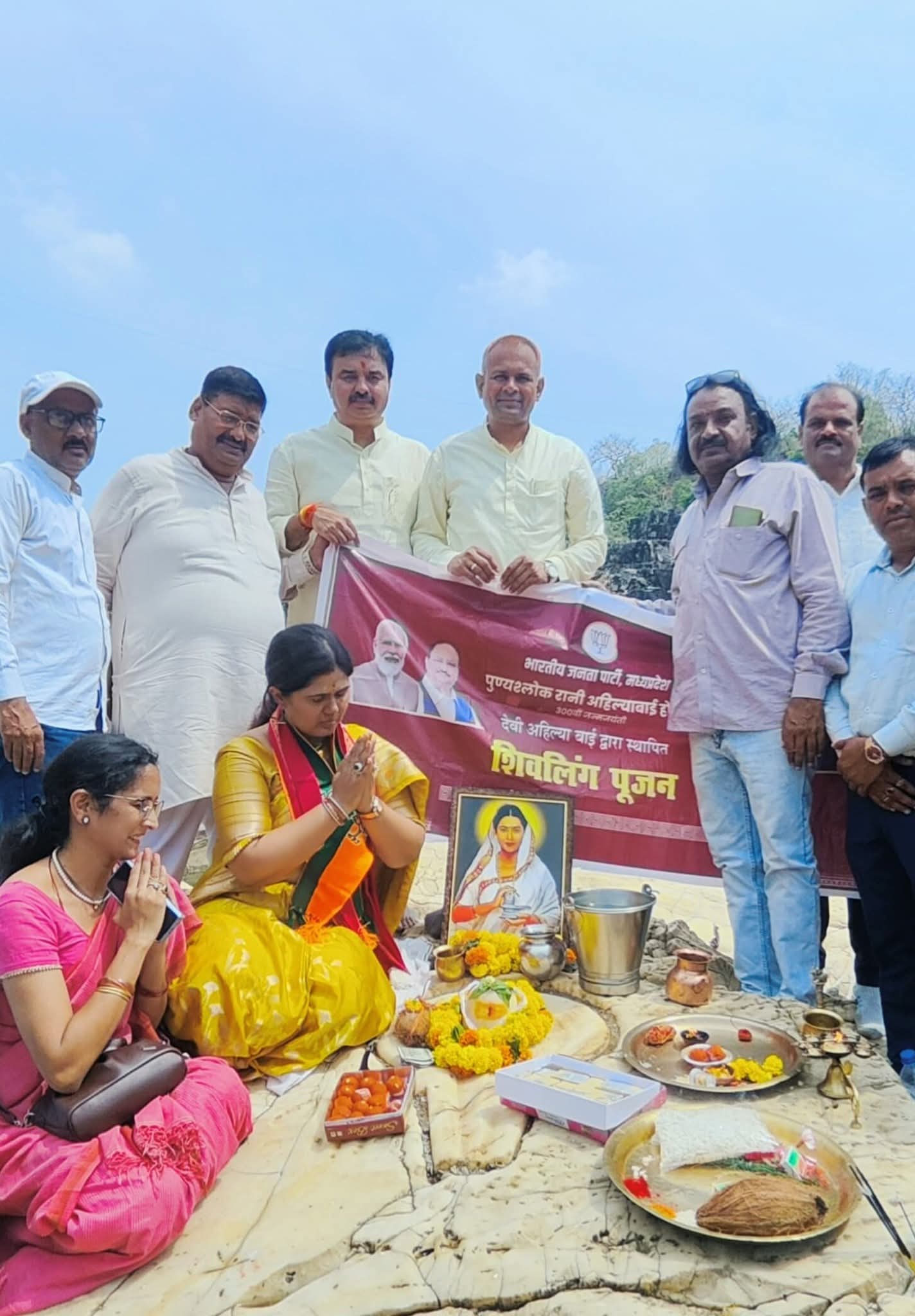मंत्री  पंकजा मुंडे ने भेड़ाघाट स्थित मां नर्मदा के बीच लोकमाता अहिल्या द्वारा स्थापित शिवलिंग का किया पूजन