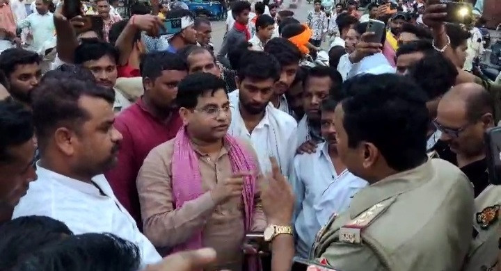 जाम के दौरान पुलिस से नोंकझोक जाम के दौरान पुलिस से नोंकझोक