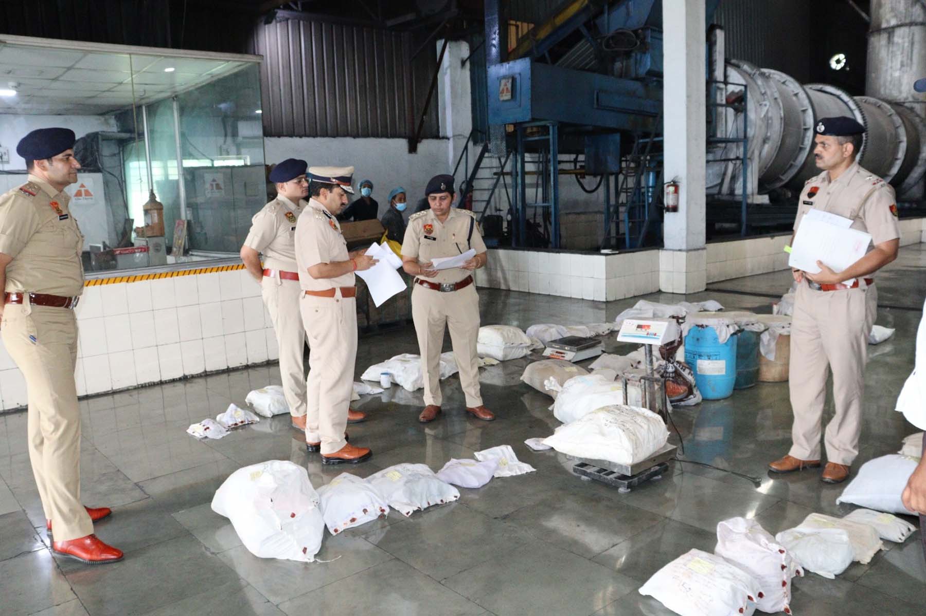 गुरुग्राम के सेक्टर-37 में नशीले पदार्थों को नष्ट करने की कार्रवाई करते पुलिस अधिकारी। गुरुग्राम के सेक्टर-37 में नशीले पदार्थों को नष्ट करने की कार्रवाई करते पुलिस अधिकारी।
