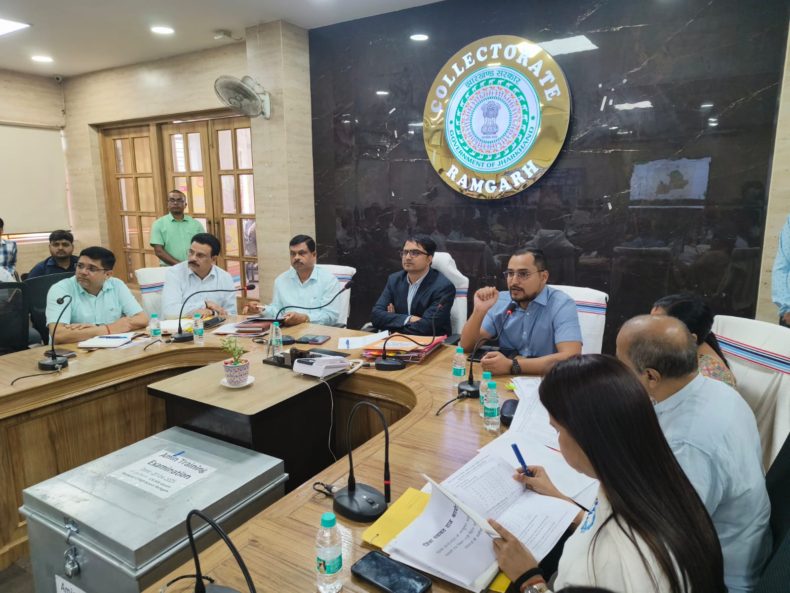 बैठक में शामिल अधिकारी बैठक में शामिल अधिकारी