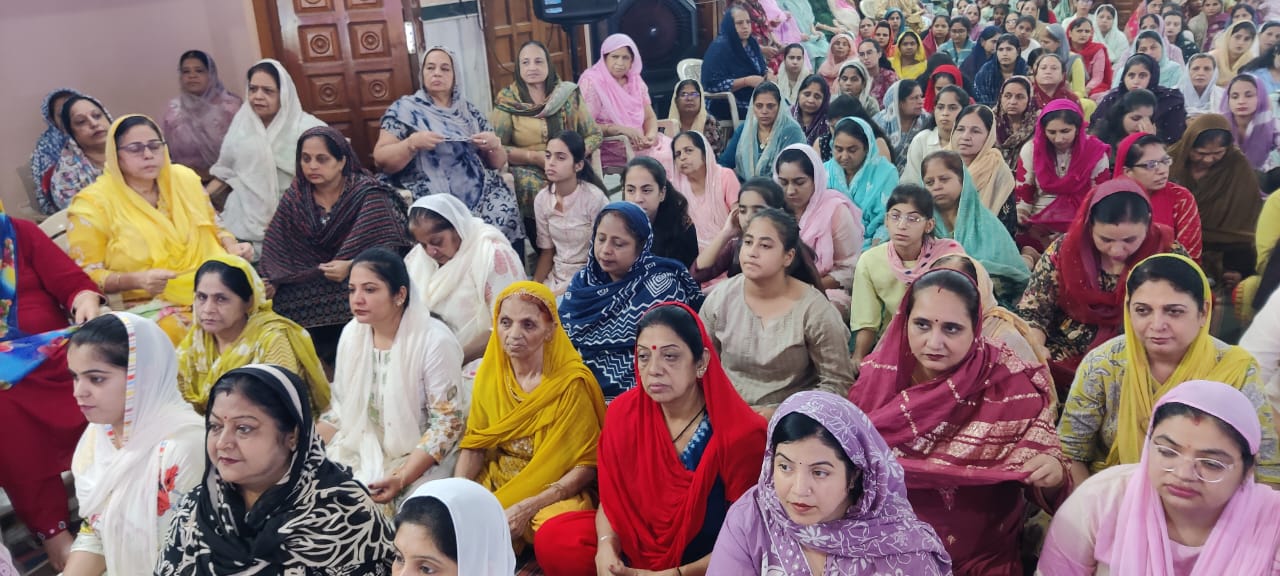 प्रेम प्रकाश आश्रम में प्रवचन सुनती हुई समाज की महिलाएं। प्रेम प्रकाश आश्रम में प्रवचन सुनती हुई समाज की महिलाएं।