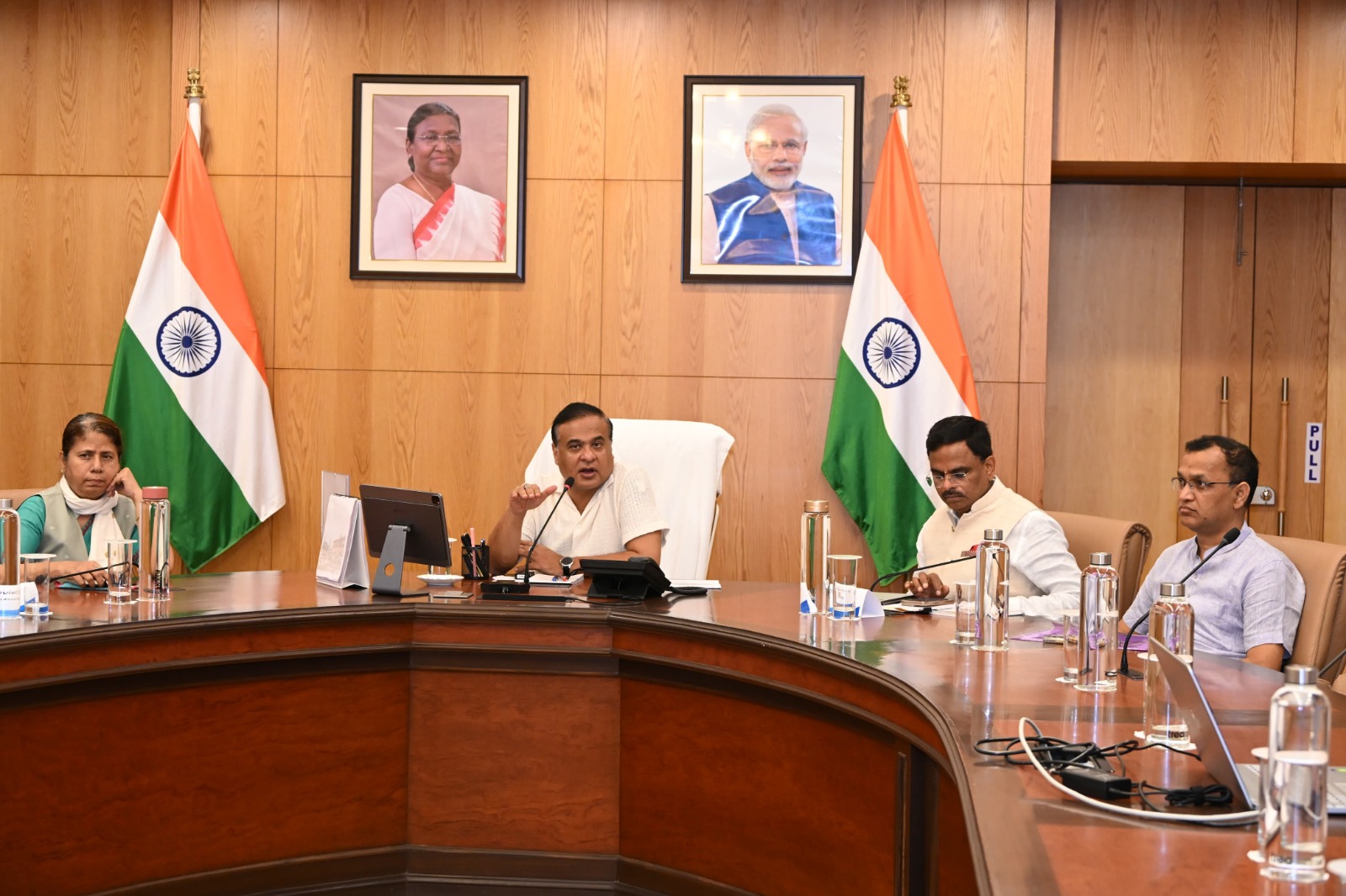 मुख्यमंत्री डॉ हिमंत बिस्व सरमा आयुक्तों के साथ वीडियो कॉन्फ्रेंसिंग बैठक करते हुए। मुख्यमंत्री डॉ हिमंत बिस्व सरमा आयुक्तों के साथ वीडियो कॉन्फ्रेंसिंग बैठक करते हुए।