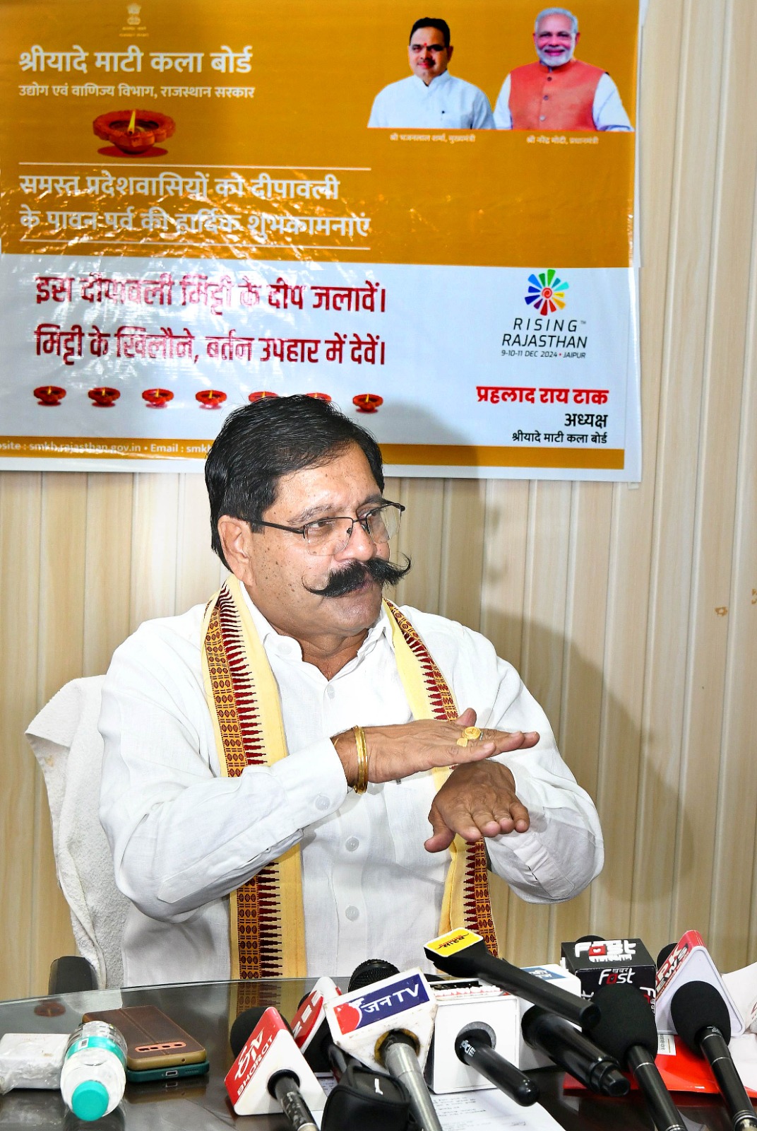 मिट्टी के बर्तनों के इस्तेमाल से कामगारों को रोजगार के अवसरों में होगी बढ़ोतरी: श्रीयादे माटी कला बोर्ड अध्यक्ष मिट्टी के बर्तनों के इस्तेमाल से कामगारों को रोजगार के अवसरों में होगी बढ़ोतरी: श्रीयादे माटी कला बोर्ड अध्यक्ष