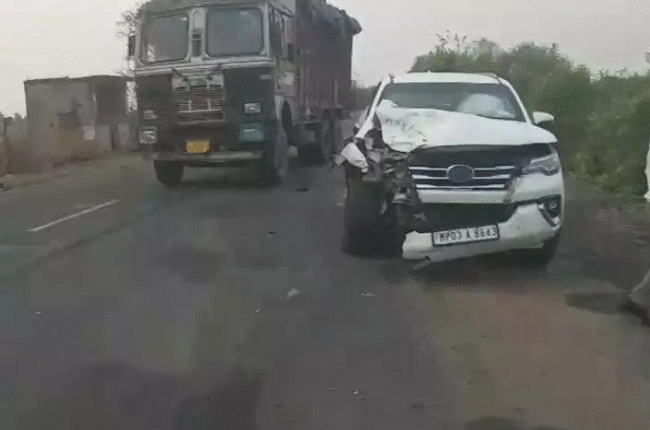 दमोह में हादसे के बाद कार की तस्वीर दमोह में हादसे के बाद कार की तस्वीर