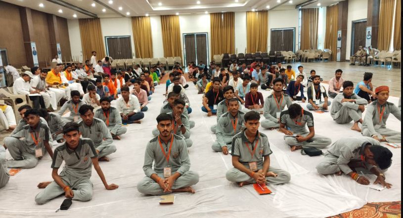बौद्धिक सत्र में बैठे बजरंगी