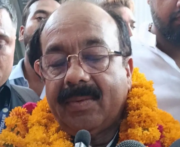 पत्रकारों से बात करते उपमुख्यमंत्री अरुण साव पत्रकारों से बात करते उपमुख्यमंत्री अरुण साव