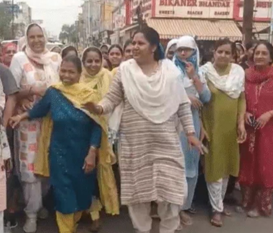 अहिल्याबाई होलकर जयंती पर मैराथन दौड़ के लिए तैयार महिलाएं। अहिल्याबाई होलकर जयंती पर मैराथन दौड़ के लिए तैयार महिलाएं।