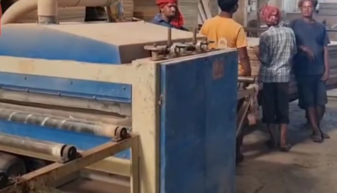 प्लाई फैक्ट्री में काम करते मजदूर