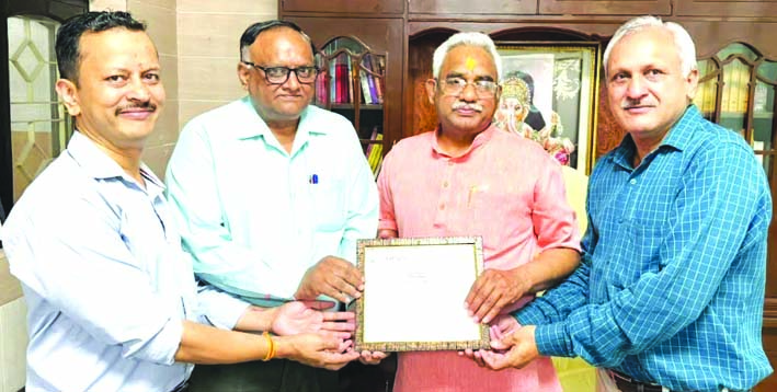 विधायक मदन कौशिक को सम्मानित करते हुए विधायक मदन कौशिक को सम्मानित करते हुए