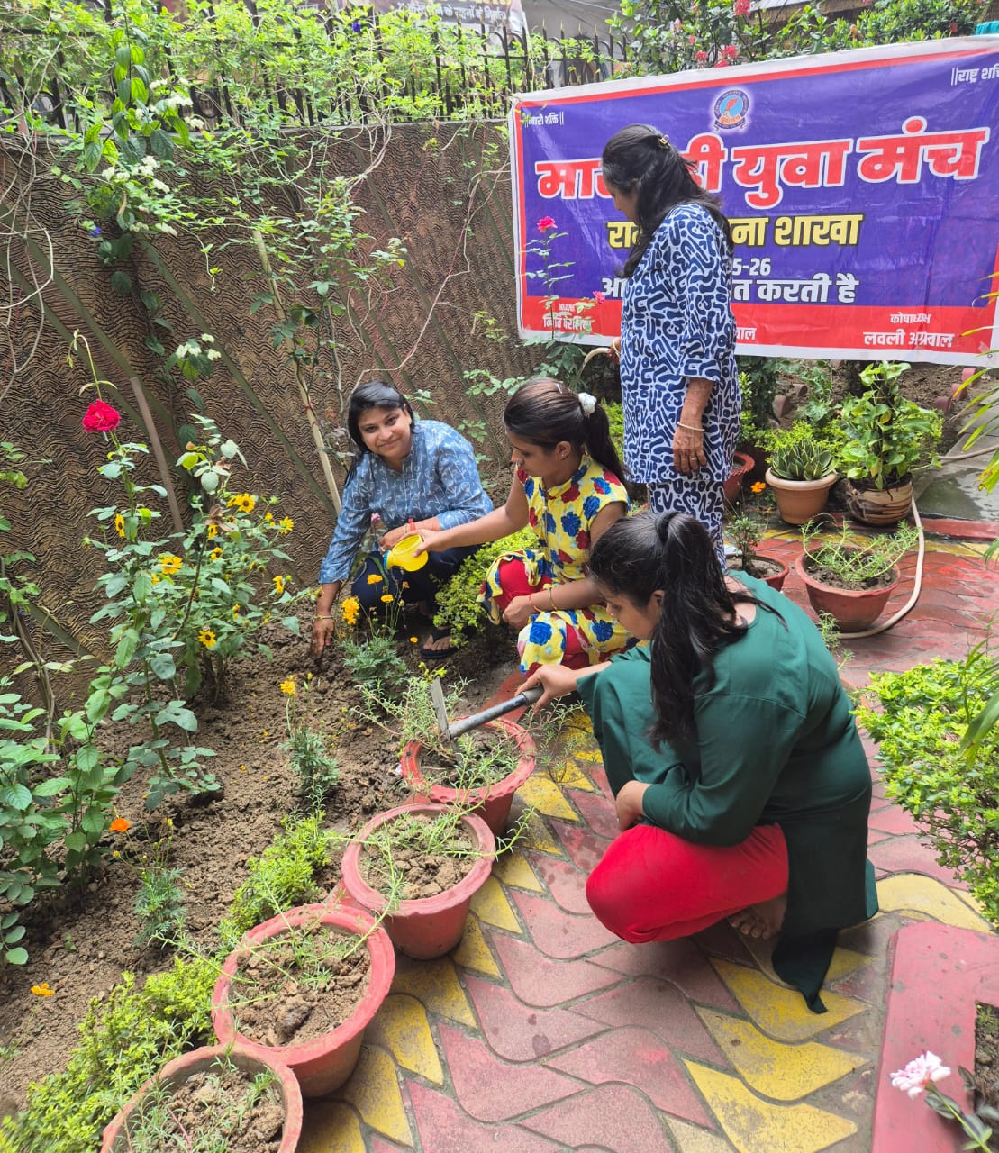 पौधों की सफाई करते लोग पौधों की सफाई करते लोग