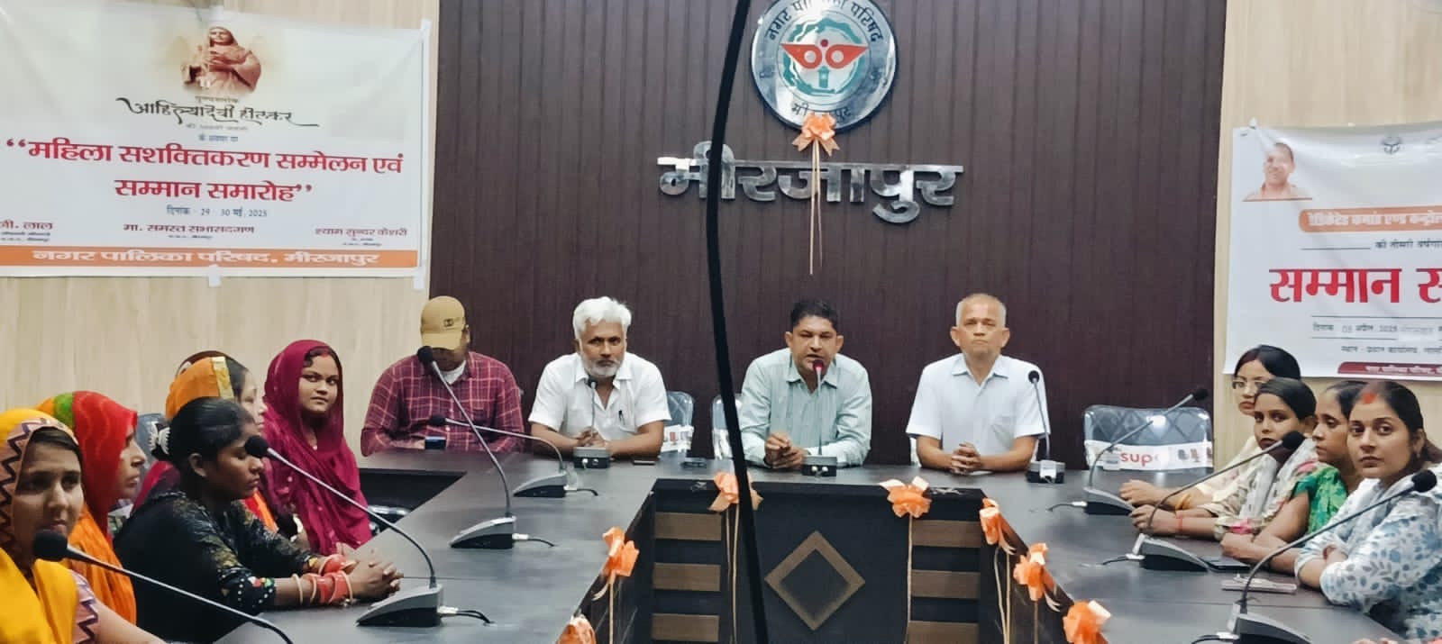 नगर पालिका परिषद ने नगर की महिला सफाई मित्र और महिला कर्मी। नगर पालिका परिषद ने नगर की महिला सफाई मित्र और महिला कर्मी।