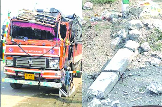 ट्रक व उसकी टक्कर में क्षतिग्रस्त खंबा ट्रक व उसकी टक्कर में क्षतिग्रस्त खंबा