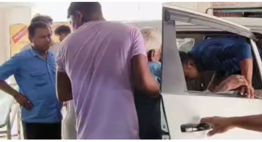 दिनहाटा के बाद अब शीतलकुची! मोदी की सभा में जा रहे भाजपा कार्यकर्ताओं पर हमला दिनहाटा के बाद अब शीतलकुची! मोदी की सभा में जा रहे भाजपा कार्यकर्ताओं पर हमला
