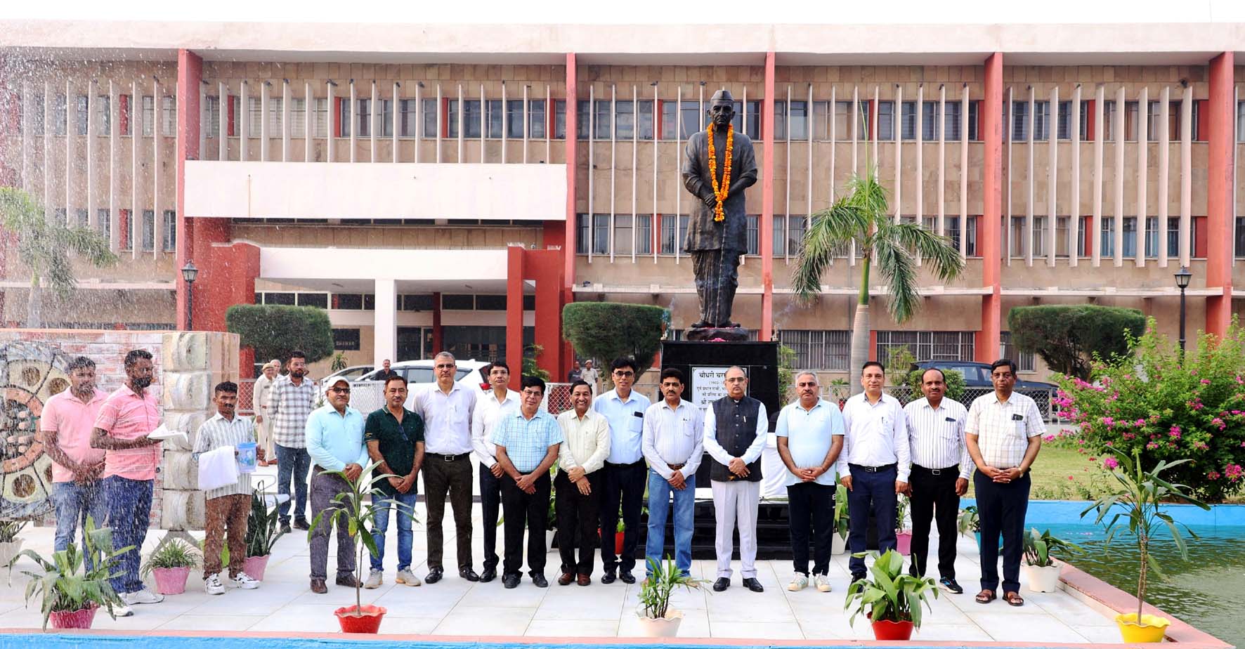 कुलपति प्रो. बीआर कम्बोज चौधरी चरण सिंह को श्रद्धांजलि अर्पित करते हुए। कुलपति प्रो. बीआर कम्बोज चौधरी चरण सिंह को श्रद्धांजलि अर्पित करते हुए।