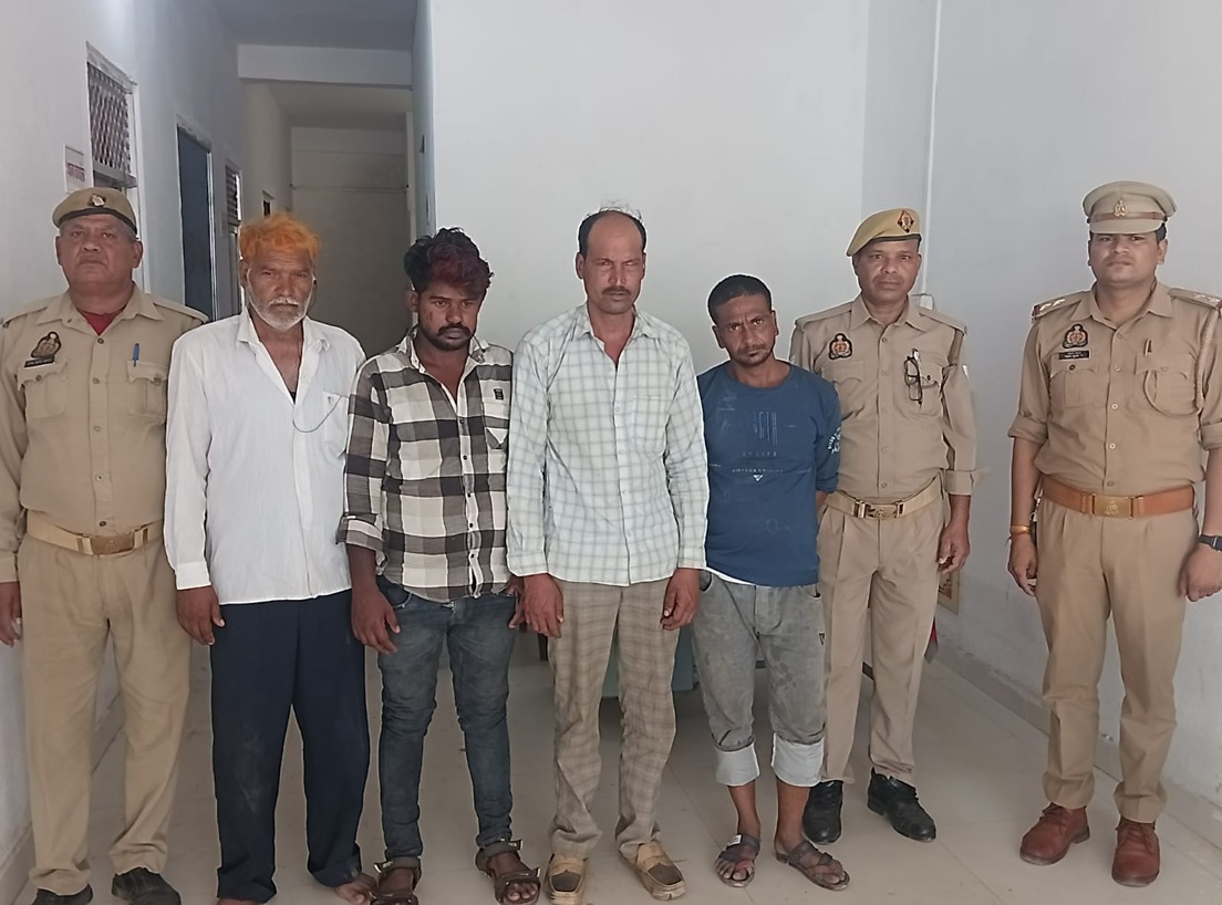 पुलिस की गिरफ्त में आरोपित पशु तस्कर पुलिस की गिरफ्त में आरोपित पशु तस्कर