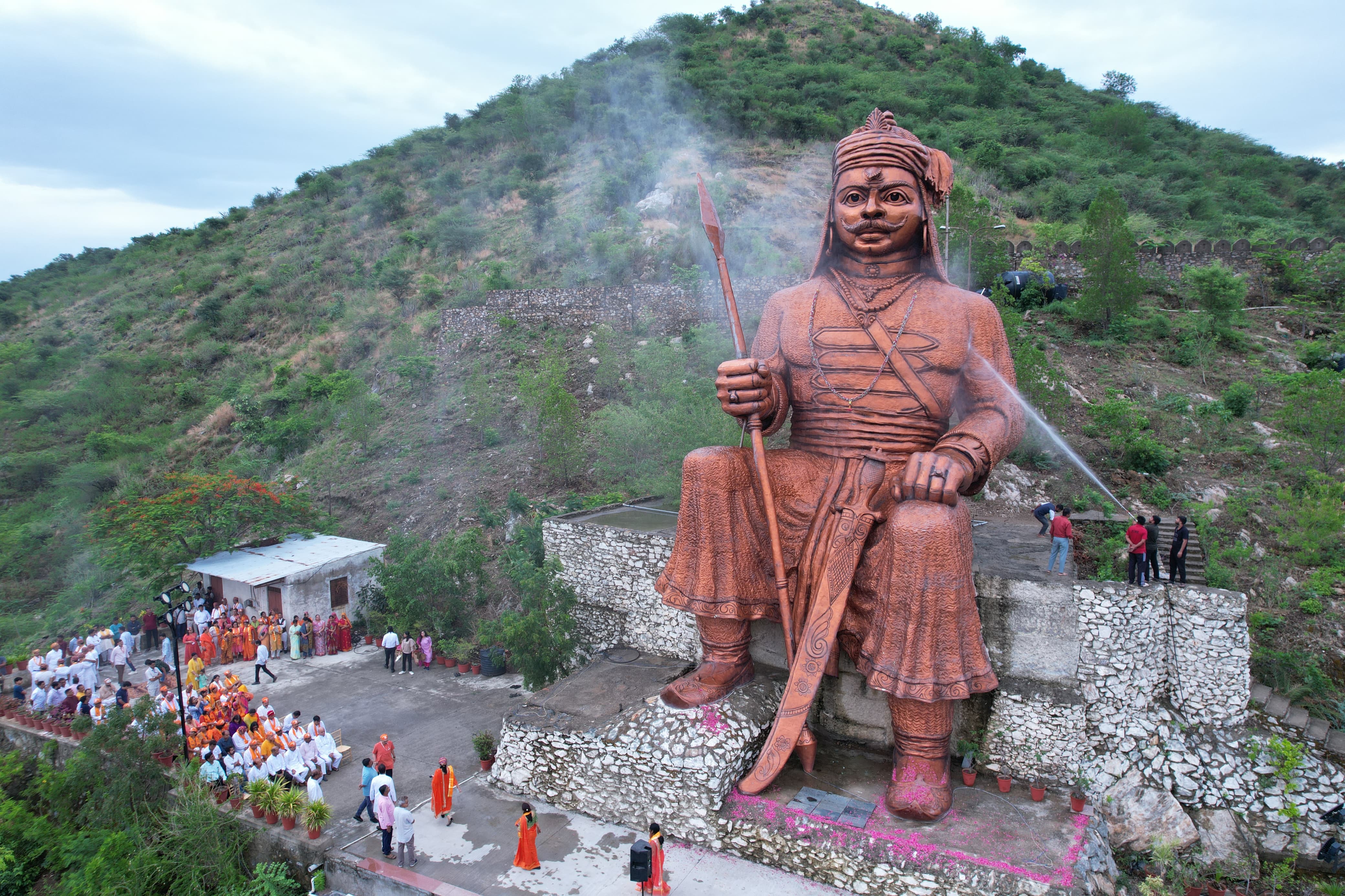 प्रताप गौरव केन्द्र में महाराणा प्रताप की 57 फीट ऊंची बैठक प्रतिमा का दुग्धाभिषेक प्रताप गौरव केन्द्र में महाराणा प्रताप की 57 फीट ऊंची बैठक प्रतिमा का दुग्धाभिषेक