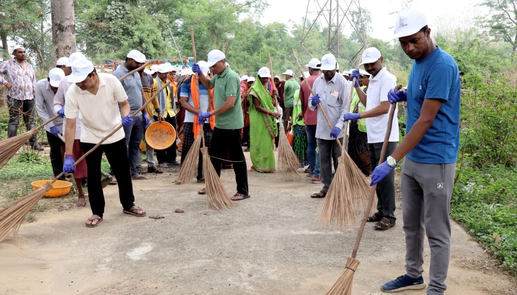 कोरबा : स्वच्छता पखवाड़ा 2025 के तहत चारपारा कोहडिया के मुक्तिधाम में सफाई अभियान आयोजित कोरबा : स्वच्छता पखवाड़ा 2025 के तहत चारपारा कोहडिया के मुक्तिधाम में सफाई अभियान आयोजित