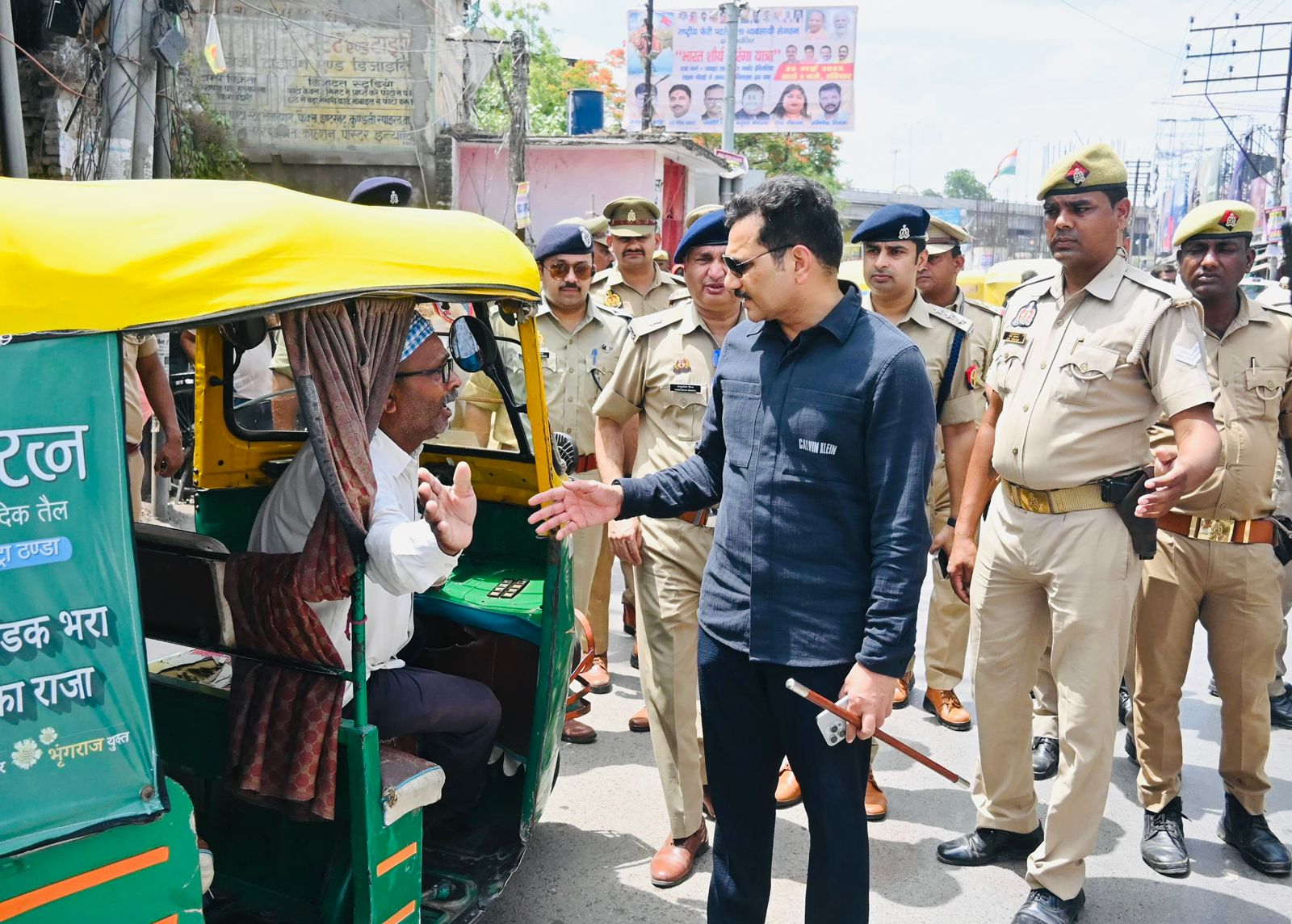 वाहन का कागजात चेक करते सीपी