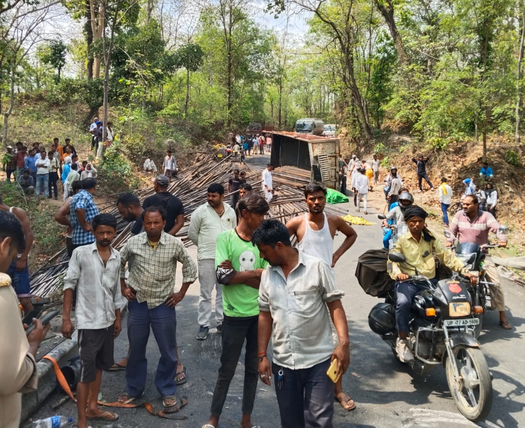 मौके पर उपस्थित राहगीरों की भीड़