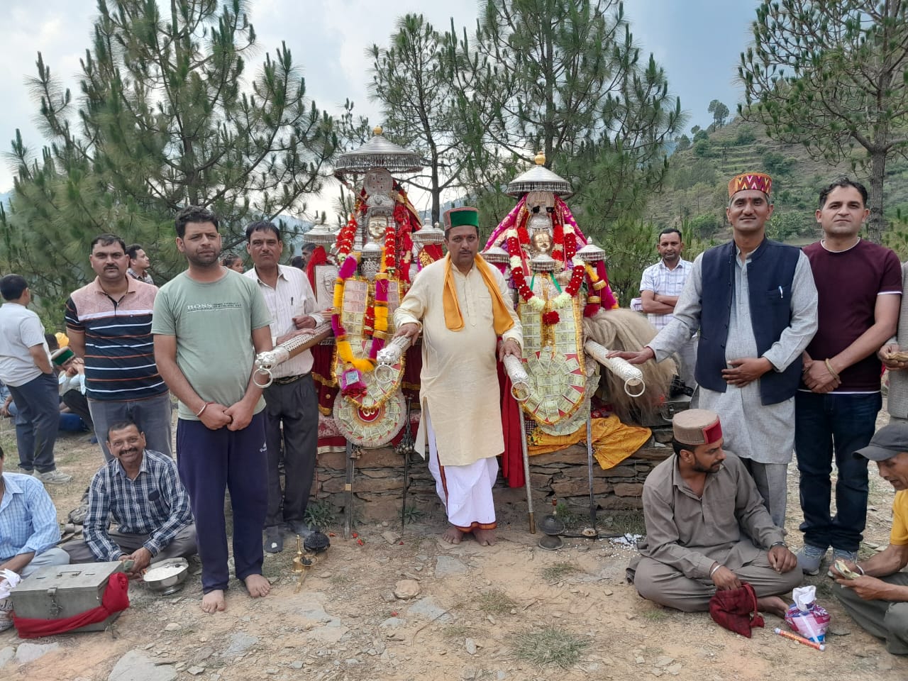 थलटु मेले में पधारे देवताओं से आशीर्वाद प्राप्त करते हुए लोग। थलटु मेले में पधारे देवताओं से आशीर्वाद प्राप्त करते हुए लोग।