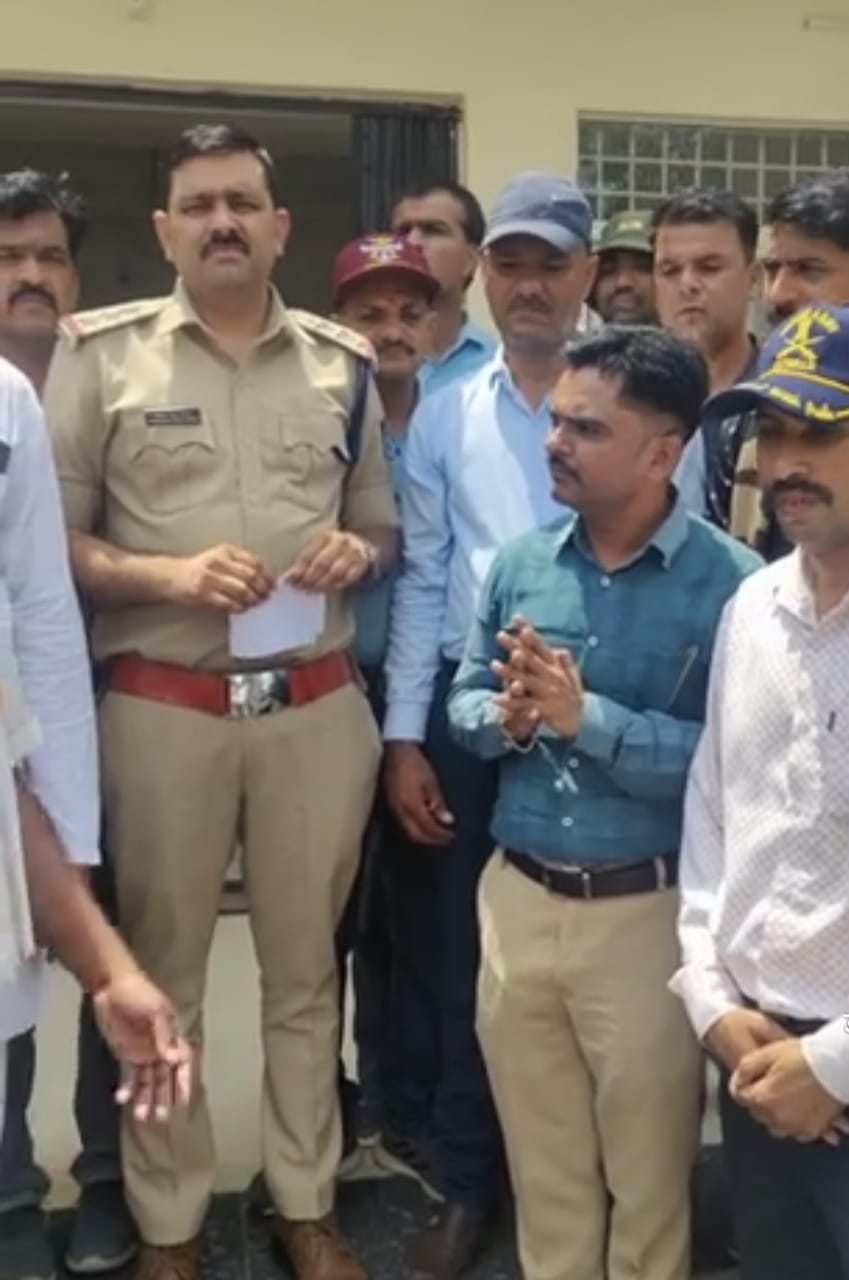 पूर्व सैनिक से हाथ जोड़कर मांगी माफी पूर्व सैनिक से हाथ जोड़कर मांगी माफी