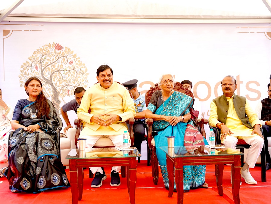 क्राफ्टरूट्स हस्तशिल्प प्रदर्शनी में मौजूद मुख्यमंत्री डॉ. मोहन यादव और उत्तरप्रदेश की राज्यपाल आनंदी बेन पटेल