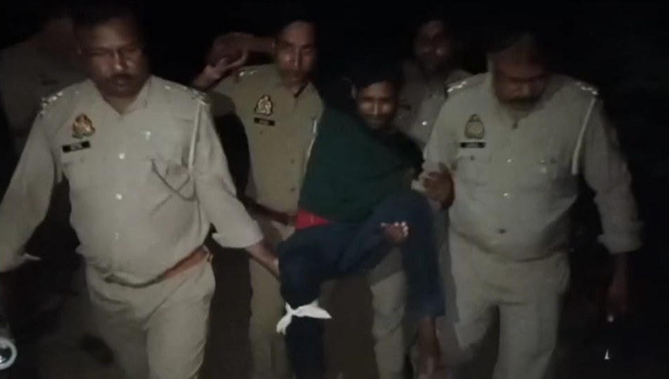 मुठभेड़ में हिस्ट्रीशीटर समेत तीन अपराधी गिरफ्तार, दो अपराधी गोली लगने से घायल मुठभेड़ में हिस्ट्रीशीटर समेत तीन अपराधी गिरफ्तार, दो अपराधी गोली लगने से घायल
