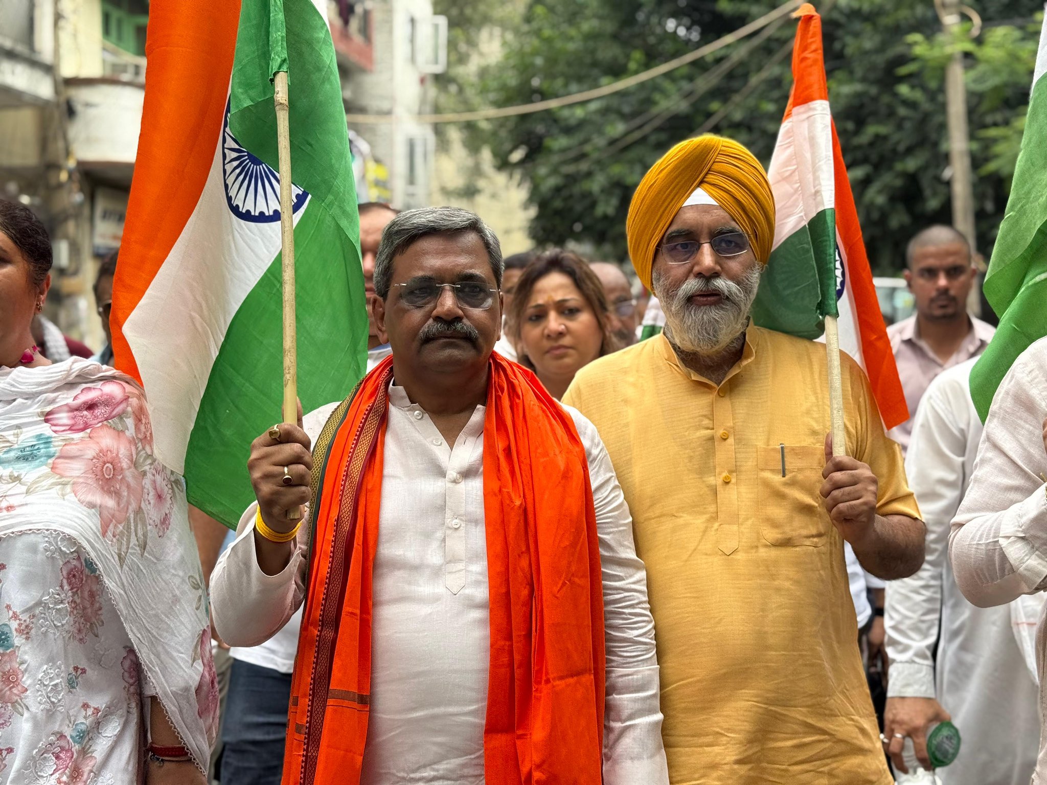 स्वच्छता अभियान में राष्ट्रध्वज के साथ महापौर राजा इकबाल सिंह और सतीश उपाध्याय स्वच्छता अभियान में राष्ट्रध्वज के साथ महापौर राजा इकबाल सिंह और सतीश उपाध्याय