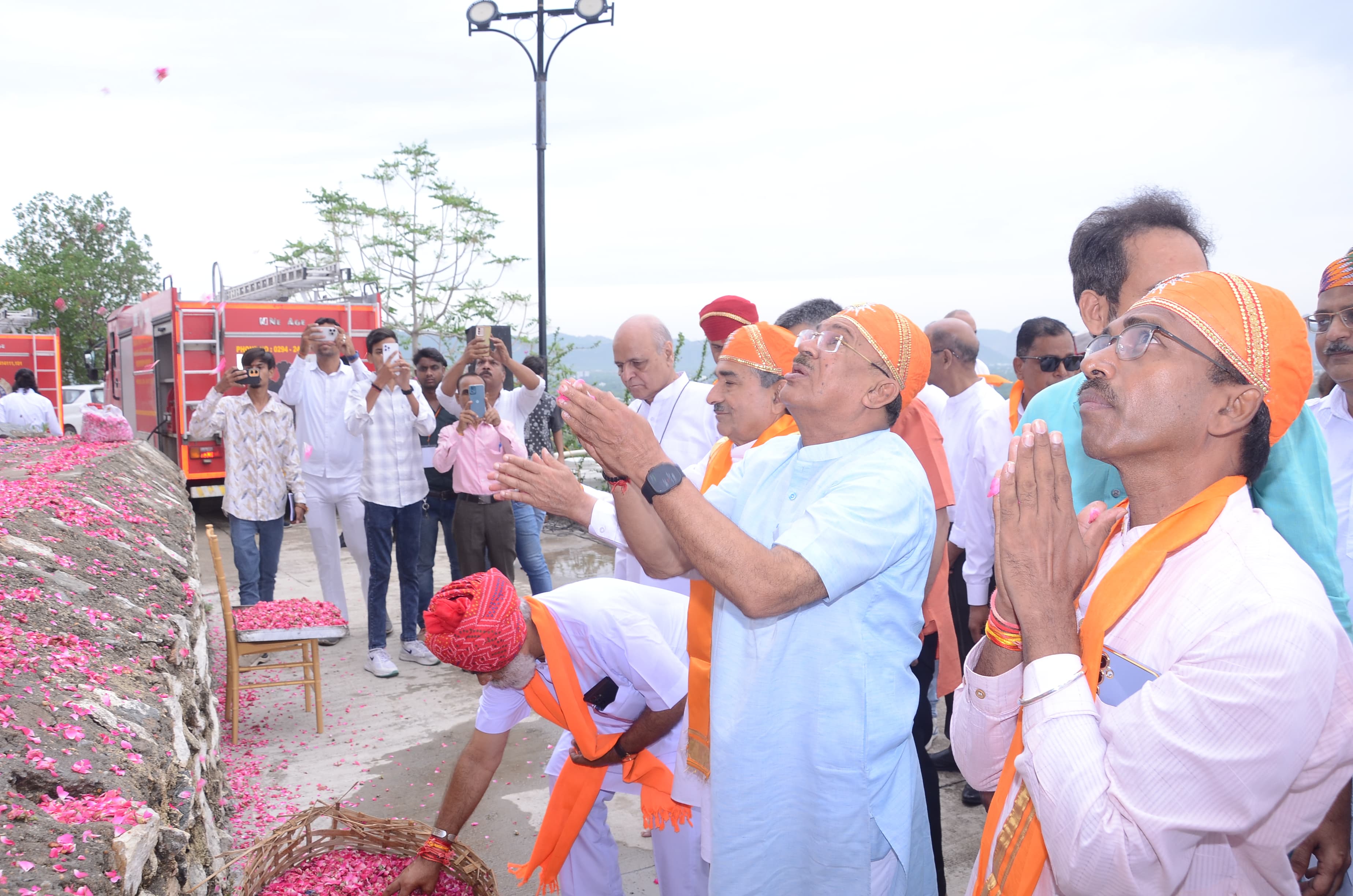 प्रताप गौरव केन्द्र में महाराणा प्रताप की 57 फीट ऊंची बैठक प्रतिमा का दुग्धाभिषेक प्रताप गौरव केन्द्र में महाराणा प्रताप की 57 फीट ऊंची बैठक प्रतिमा का दुग्धाभिषेक
