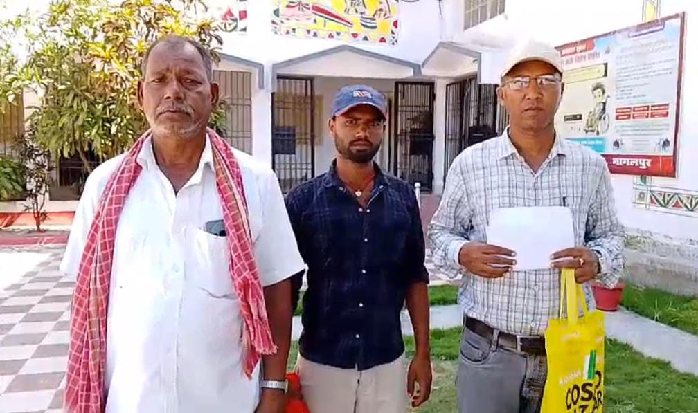 आवेदन दिखाते ग्रामीण आवेदन दिखाते ग्रामीण