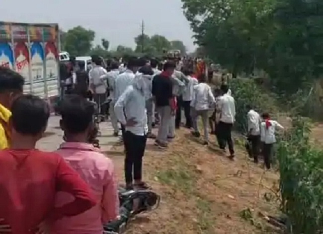 टीकमगढ़ में दो बाइकों की भिड़ंत के बाद घटनास्थल पर जुटी भीड़ टीकमगढ़ में दो बाइकों की भिड़ंत के बाद घटनास्थल पर जुटी भीड़