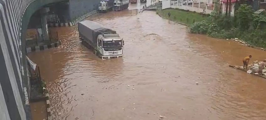 जल जमाव की वजह से राष्ट्रीय राजमार्ग 27 और 6 ठप जल जमाव की वजह से राष्ट्रीय राजमार्ग 27 और 6 ठप
